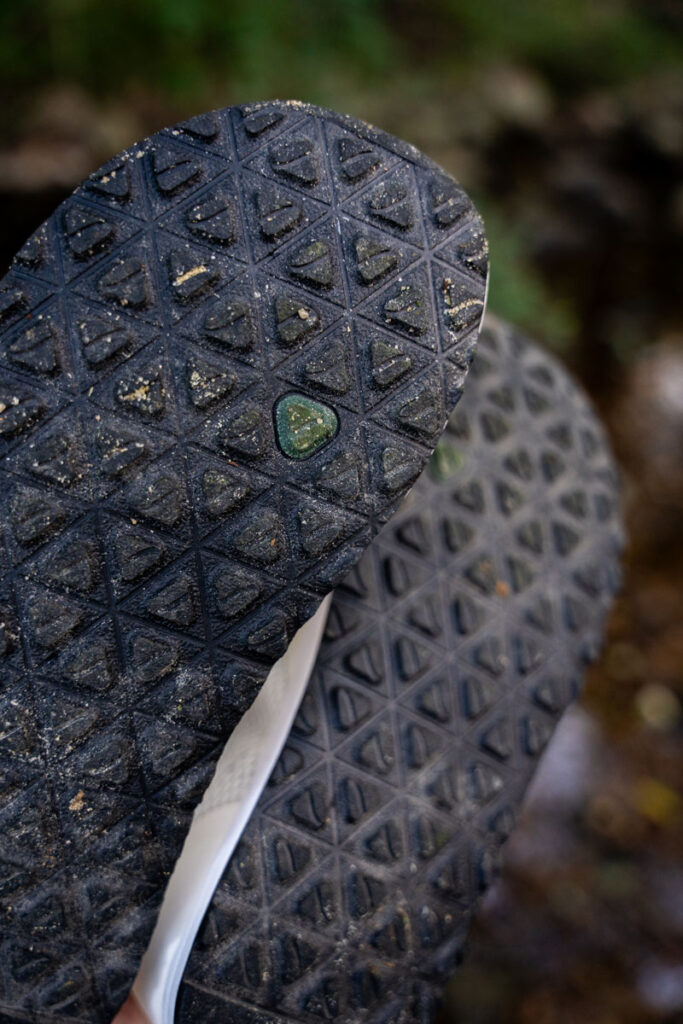 Bahe Grounding Shoes including conductive system to connect to earth