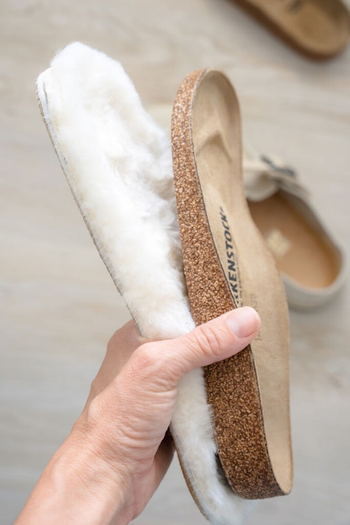 Remove the cork insoles on Birkenstock Lutry Clogs