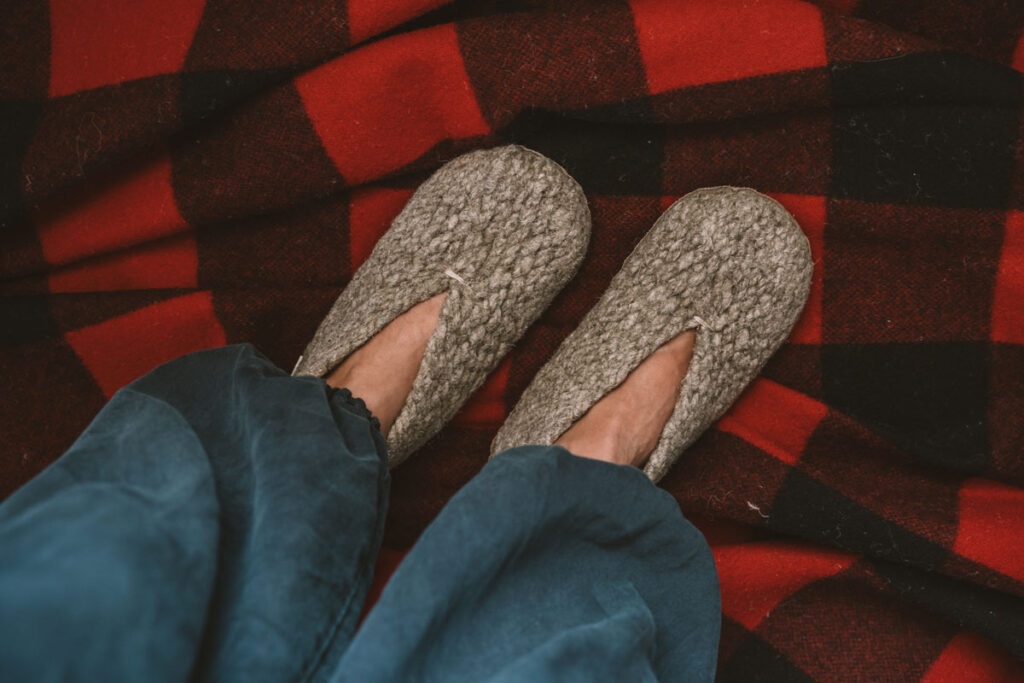 Kyrgies woven slippers with a wide toe box