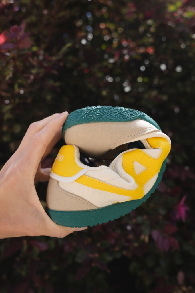 Flexibility of the Saguaro Shoes Dash barefoot sneakers